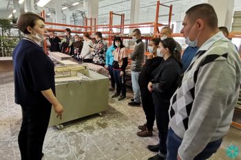 На производстве гжельского фарфора